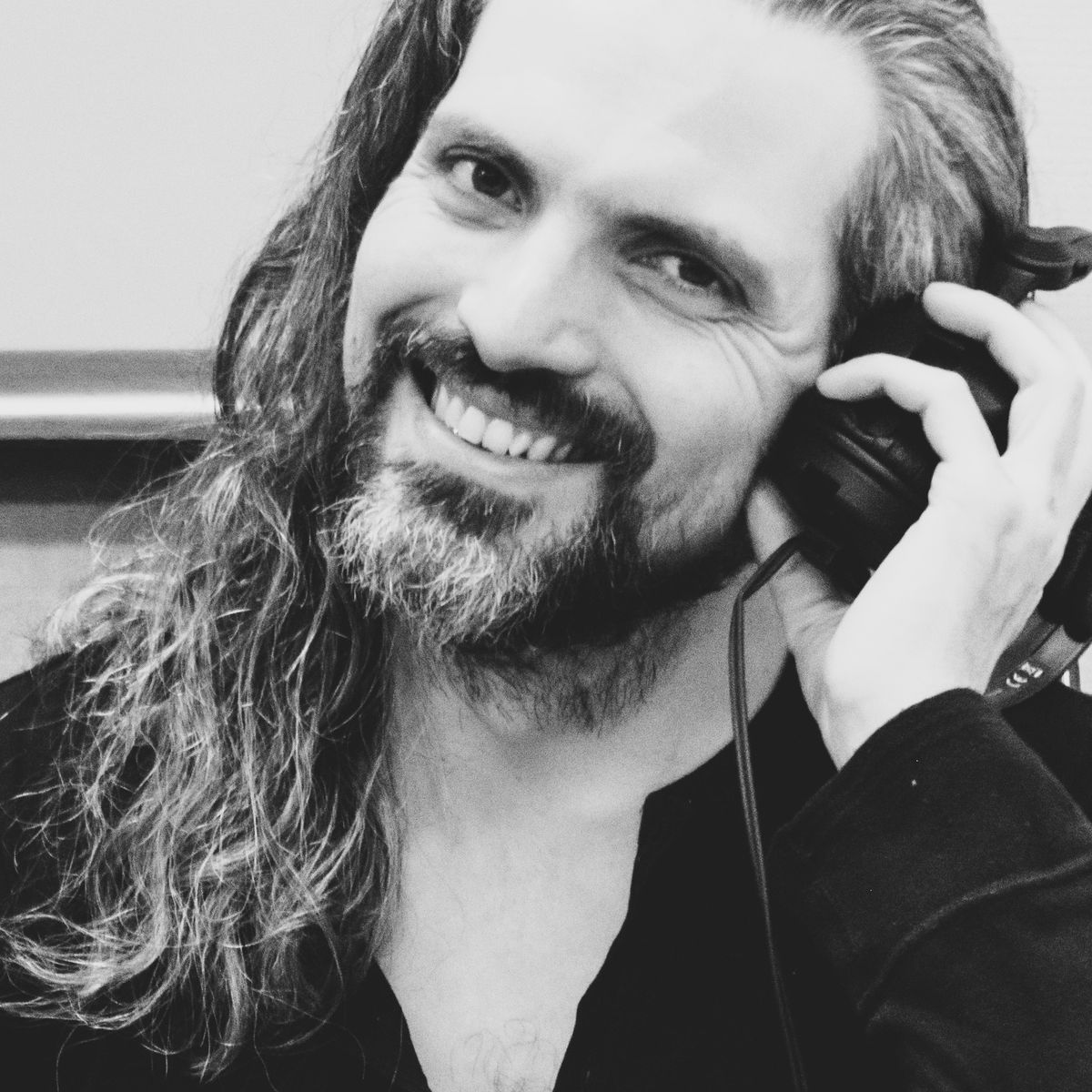 Patrick, sonriendo con auriculares